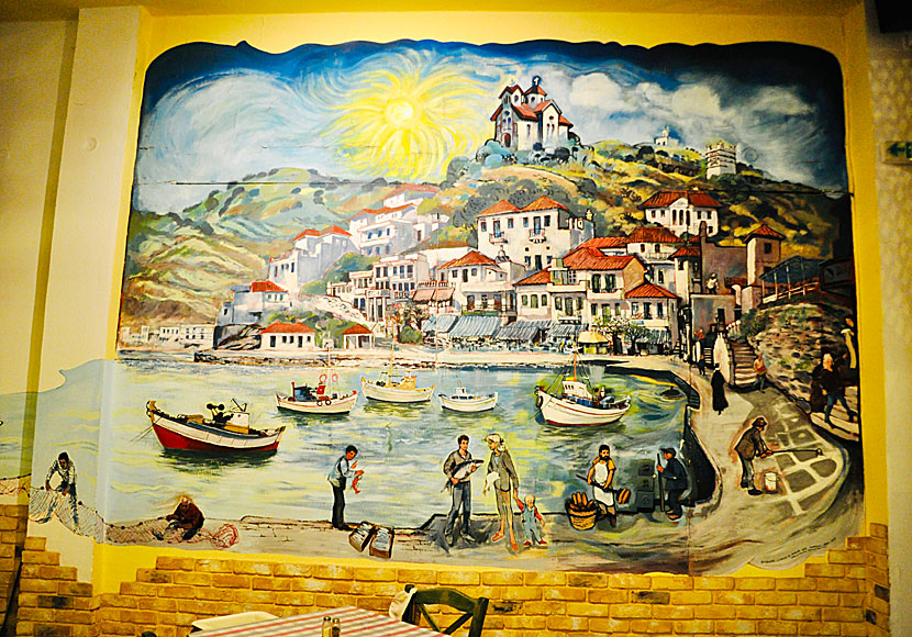 Agios Filippos church och fiskhamnen på en tavla i Restaurant The Dolphins i Batsi.