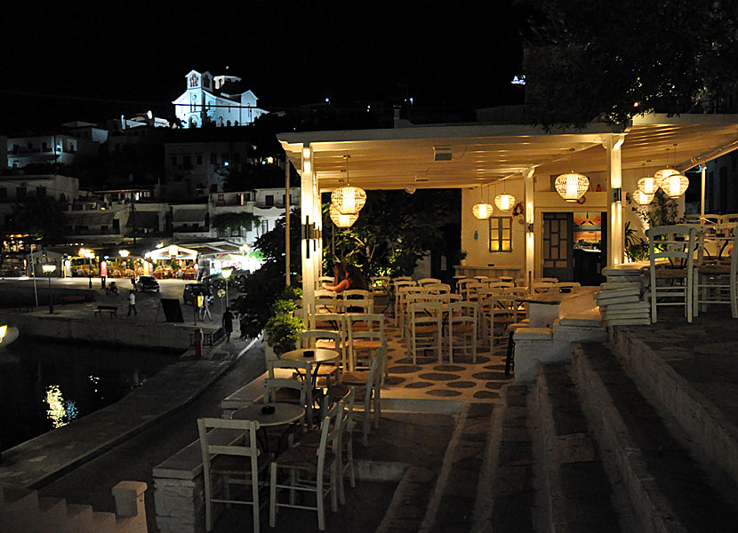 Längs hamnpromenaden i Batsi på Andros finns många bra restauranger med mycket god grekisk mat.
