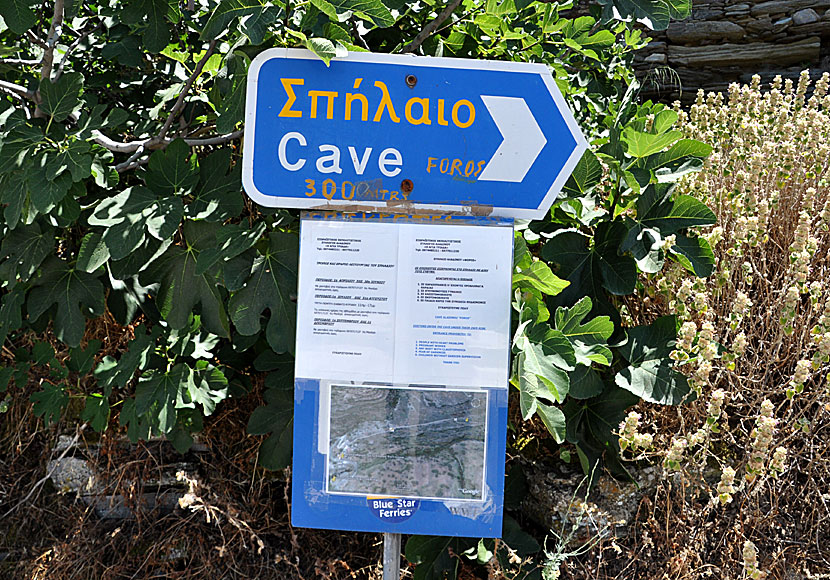 Skylt som visar vägen till Foros Cave. 