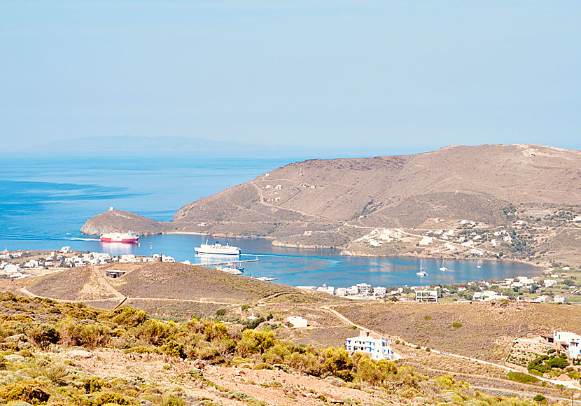 Andros har båtförbindelse med Lavrio, Pireus och Rafina på fastlandet, samt med öarna Kea, Kithnos, Mykonos, Paros, Naxos, Syros och Tinos. 