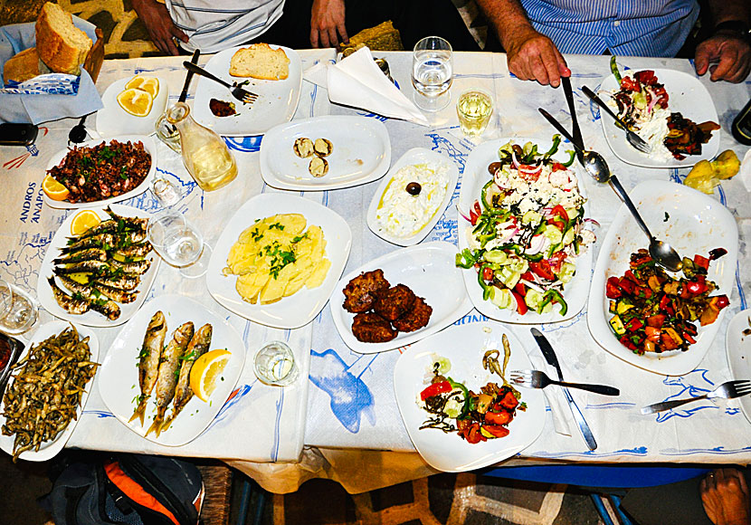 Restaurangerna i Batsi serverar rikliga portioner och mycket god grekisk mat.