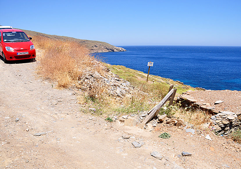 Parkeringsplatsen ovanför Tis Grias to Pidima beach på Andros.