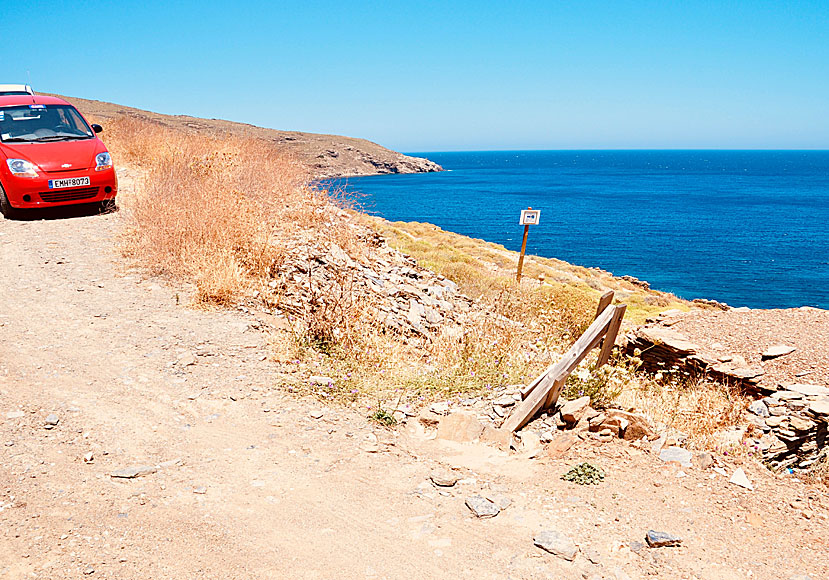 Parkeringsplatsen ovanför Tis Grias to Pidima beach på Andros.