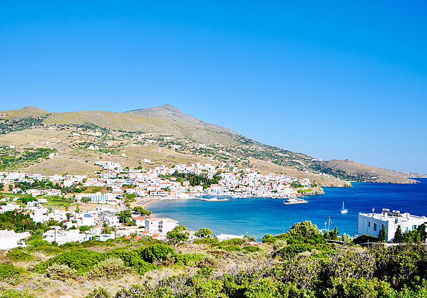 Vackra Batsi på Andros sett från vägen till Gavrio.