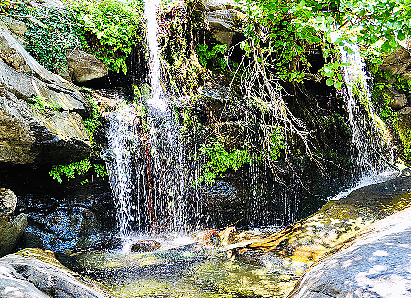 Pithara Waterfalls vars vatten drev vattenhjulet i Fabrika. 