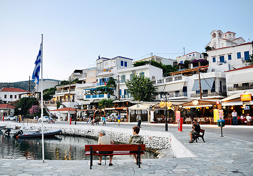 Hamnpromenaden i Batsi kantas av bra restauranger, tavernor, kaféer och barer.