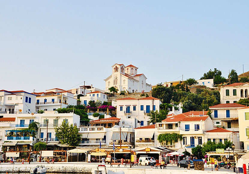 Den långa hamnpromenaden i Batsi kantas av bra restauranger och tavernor. 