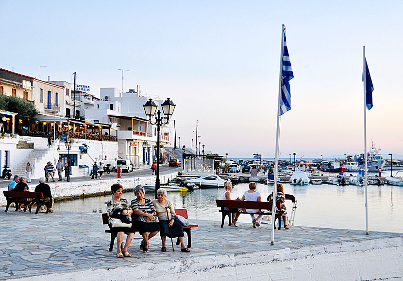 I hamnen i Batsi ligger fiskbåtar, lyxbåtar och segelbåtar ankrade. 