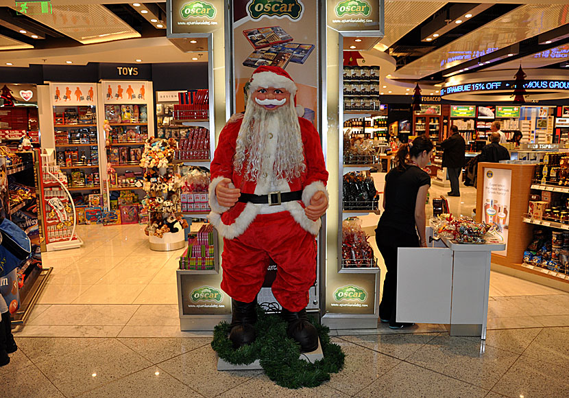 Fira jul i Grekland. Jultomte på Atens flygplats.