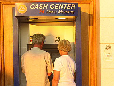 Ta ut pengar ur bankomat i Grekland. Kalimera.