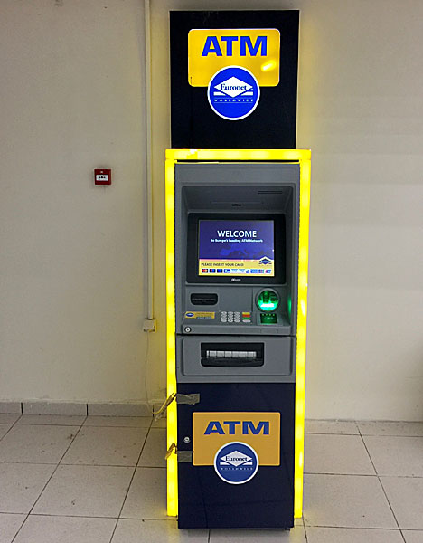 Undvik bankomater som har namnet Euronet när du tar ut pengar  i Grekland.
