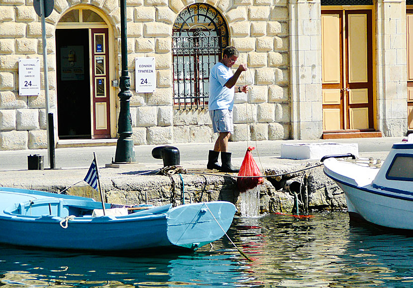 This boots are made for walking med Nancy Sinatra i Gialos på Symi i Grekland.