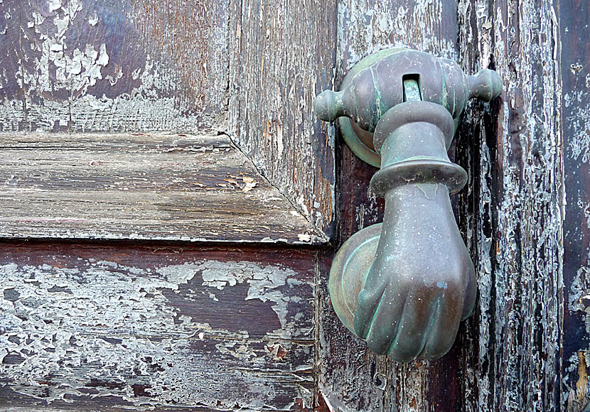 Knocking on heavens door med Bob Dylan vid en gammal dörr i Ermoupolis på Syros.