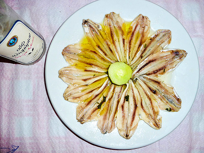 Gavros marinatos med Plomari ouzo på en restaurang i Patitiri på Alonissos.