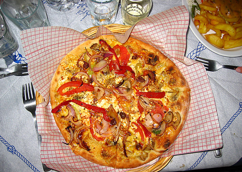 Grekisk pizza från Taverna Nostos i Skopelos stad.