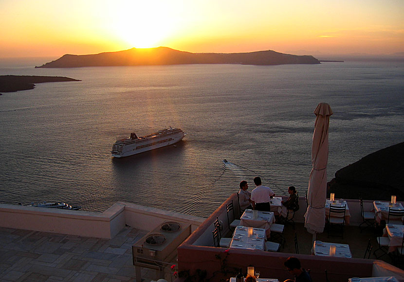 Solnedgången i Fira på Santorini i Grekland.