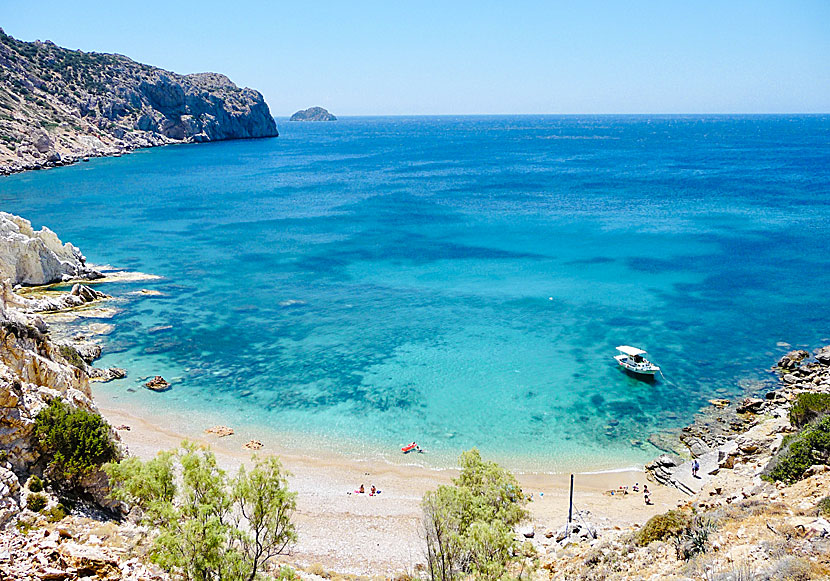 Från parkeringsplatsen ovanför Vroulidia beach på Chios går en stig ner till stranden. 