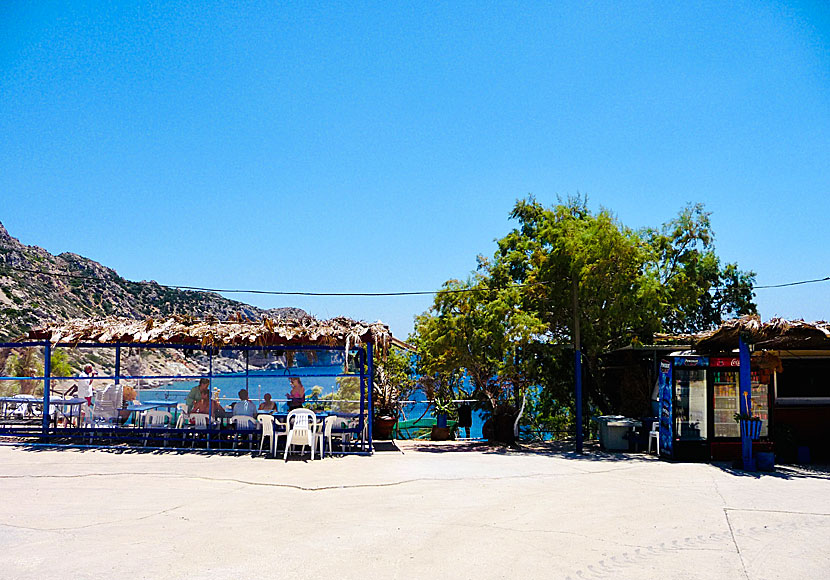 Taverna och kantina på stranden Vroulidia på Chios 