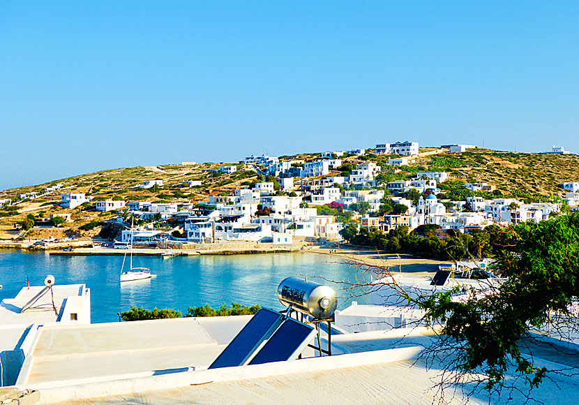 Hamnen och stranden i Stavros. 