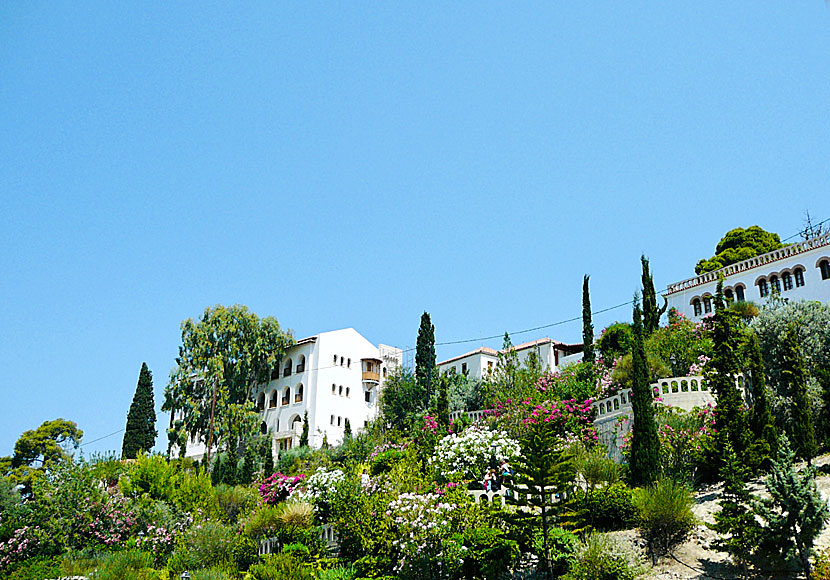 Klosterområdet ovanför Agios Nektarios Monastery på Egina.