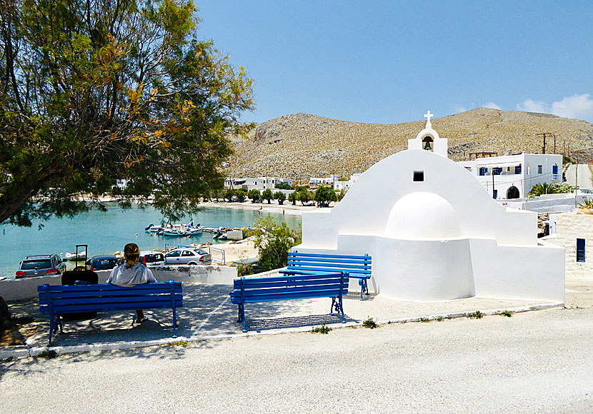 Kyrkan Agios Artemios church i Karavostasi hamn på ön Folegandros i Grekland.