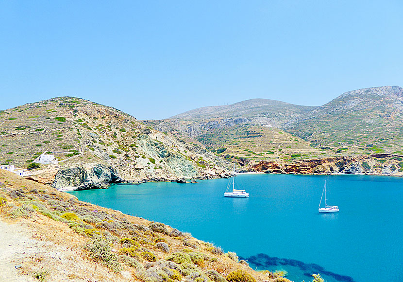 Stränderna Angali och Fira sett från stränderna Galifos och Agios Nikolaos på Folegandros.