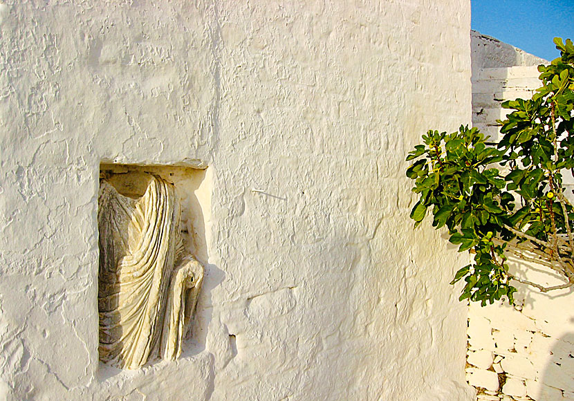 Antika statyer i det gamla templet på Folegandros där Church of Panagia ligger idag.