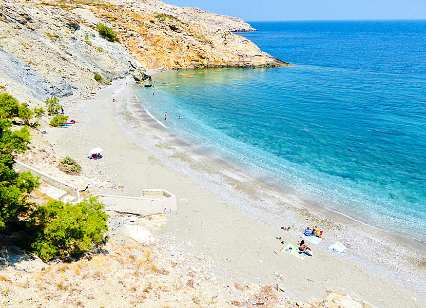 Vardia beach i hamnen på Folegandros.