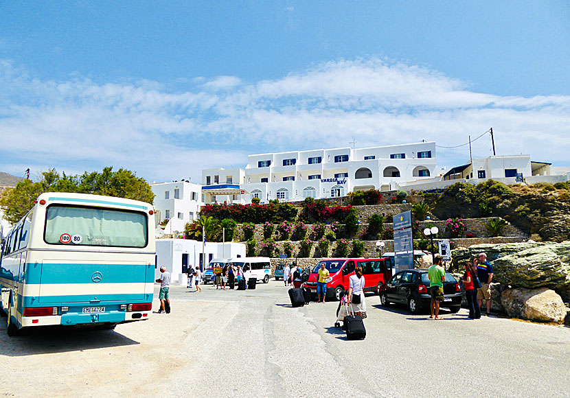 Bussen på Folegandros trafikerar hamnen varje gång det kommer eller går en färja.
