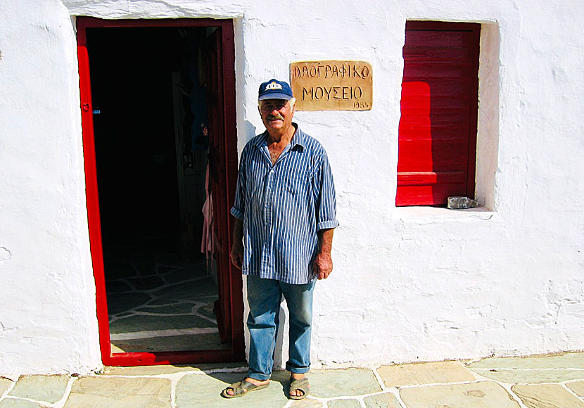 En guidad rundtur i folkmuseet i Ano Meri på Folegandros. 