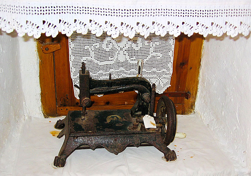 Gamla antikviteter i Folegandros folkmuseum. Här är en symaskin.