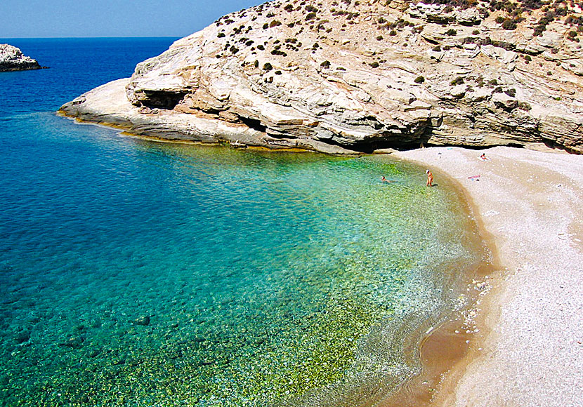 Tyvärr är det dåligt med skugga och ingen taverna på Livadaki beach på Folegandros.