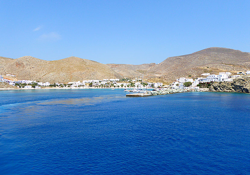 Den trevliga hamnen på Folegandros heter Karavostasi. Där finns två stränder, flera tavernor och hotell. 