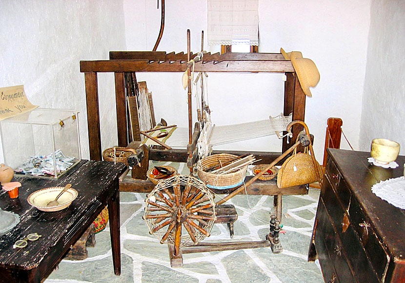 Spinnrock och vävstol i folkmuseet Laografiko på Folegandros. 