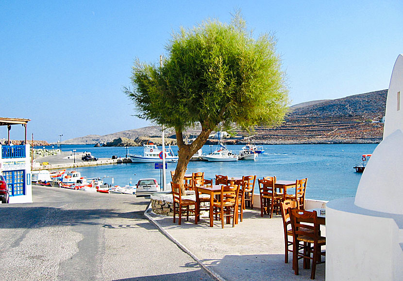 Omslagsbilden till CD-guiden Kalimera Mera är tagen i hamnen på Folegandros.