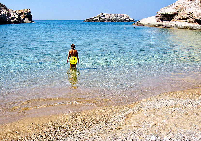 Nudiststranden Livadaki beach på Folegandros i Kykladerna.