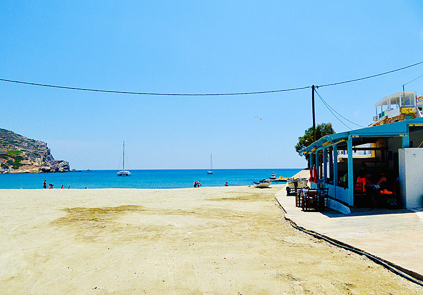 Tavernor, restauranger och hotell vid Angali beach på Folegandros.