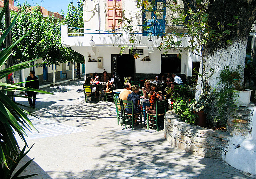 Taverna vid torget i övre delen av Fourni by.