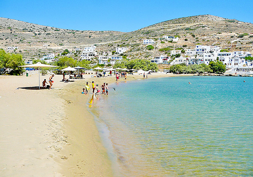 Den fina och barnvänliga sandstranden i Alopronia på Sikinos.