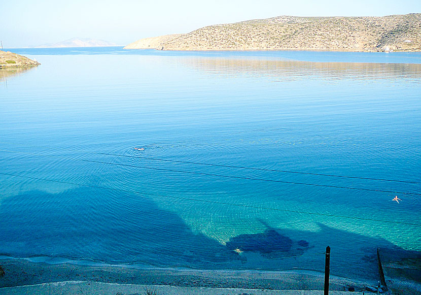 Sola och bada på Eleni beach i Katapola på Amorgos.