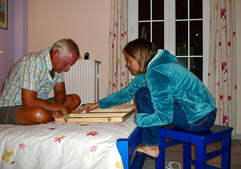 Spela backgammon och tavli på Naxos i  Grekland.