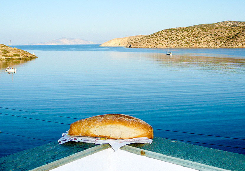 Köpa färskt bröd i bageriet i Katapola på Amorgos. 