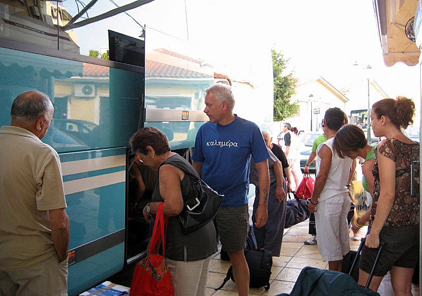 Från Zakynthos stad kan man åka buss och färja till Killini på Peloponnesos och sedan vidare med buss till Aten och Pireus. 
