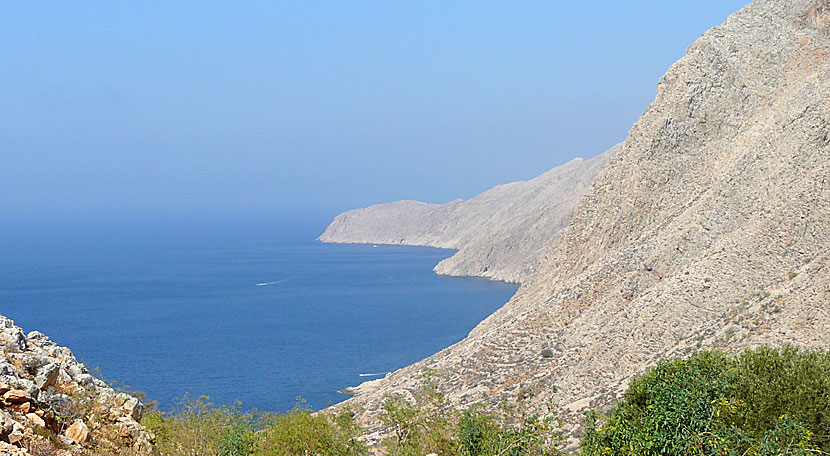 Kustlinjen på Chalki liknar den på Amorgos.