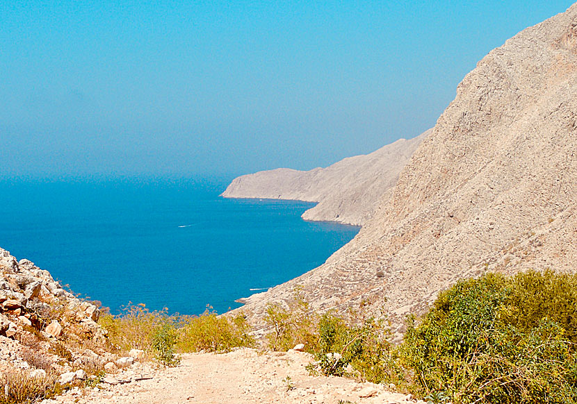 Kustlinjen på Chalki liknar den på Amorgos.