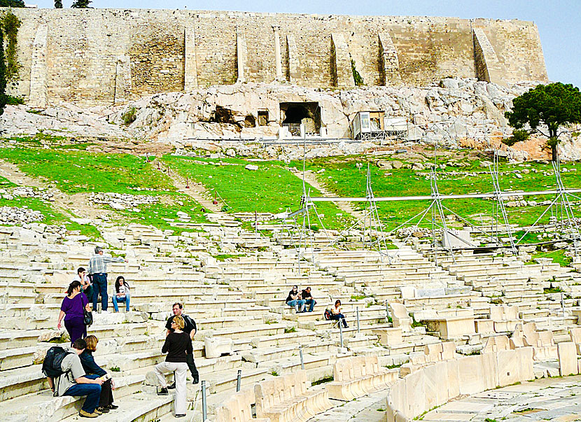 Vi besökte även den imponerande Dionysosteatern som ligger under Akropolis i Aten.