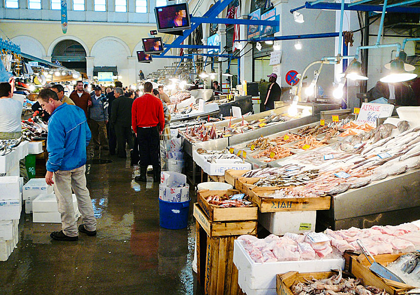 Saluhallen i Aten där det säljs fisk och skaldjur. 