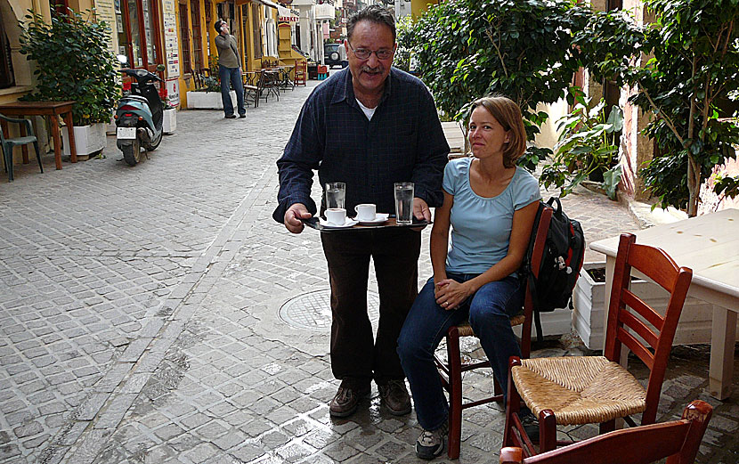 Grekiska kaffe med vatten i Chania på Kreta.