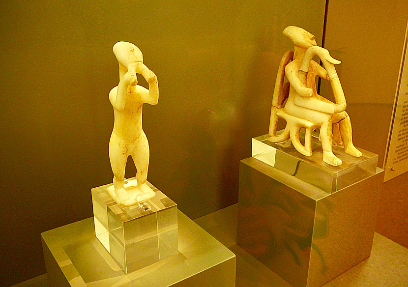 Kykladiska harpaspelare från ön Keros nära Amorgos cirka 2800-2300 f.Kr. finns i Arkeologiska museet i Aten.