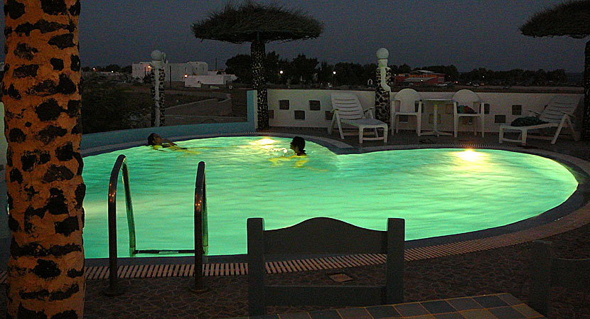 Poolen på Honeymoon Beach Hotel på Santorini.